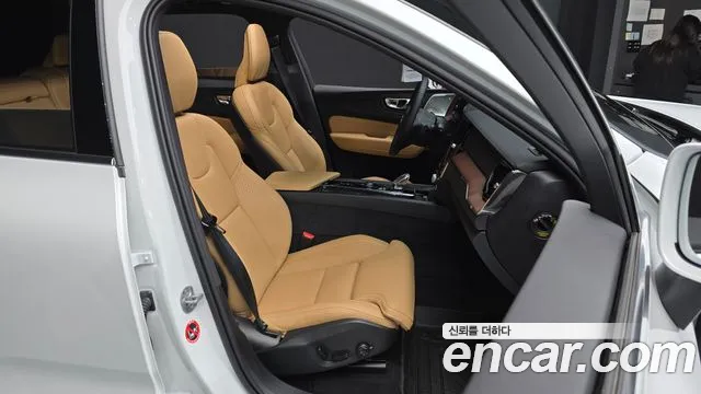 Вольво XC60 — Фото автомобиля 12