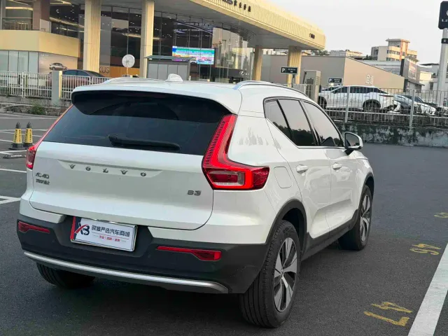 Volvo XC40 — Фото автомобиля 11