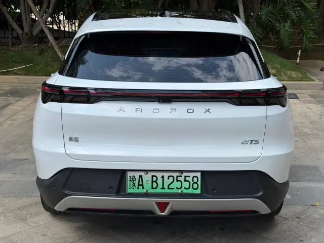 Arcfox Alpha T5 — Фото автомобиля 8