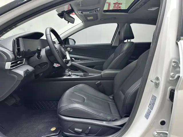 Hyundai Elantra — Фото автомобиля 4