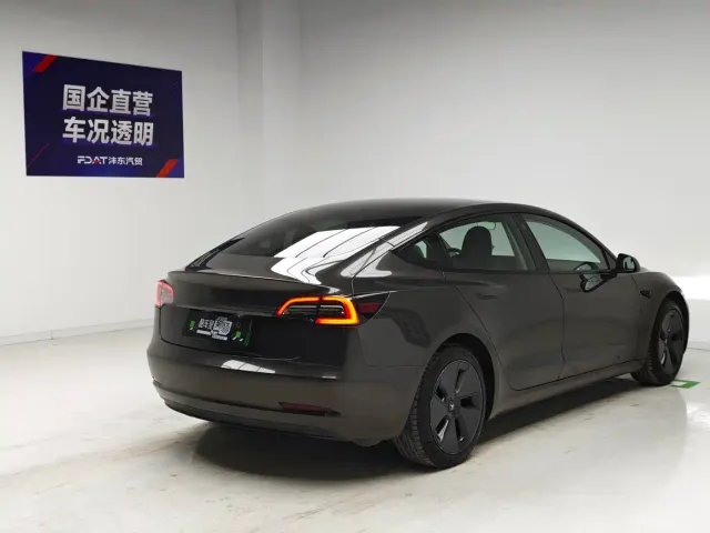 Tesla Model 3 — Фото автомобиля 4