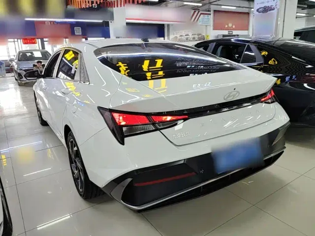 Hyundai Elantra — Фото автомобиля 4