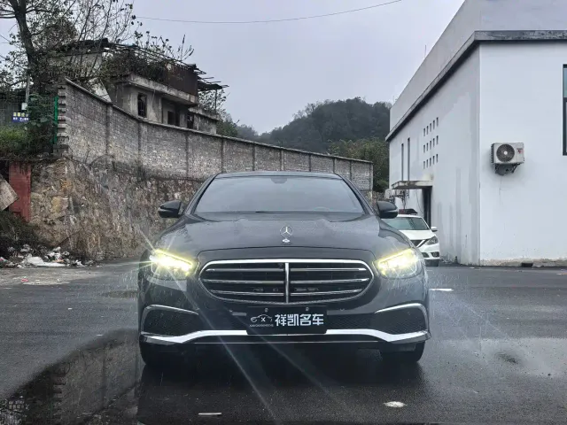 Mercedes-Benz E-Class — Фото автомобиля 2