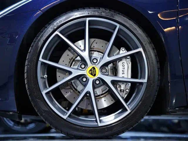 Lotus Emira — Фото автомобиля 15