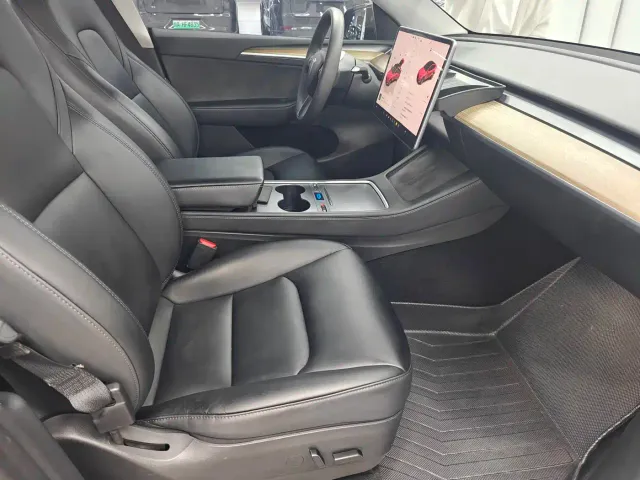 Tesla Model Y — Фото автомобиля 10