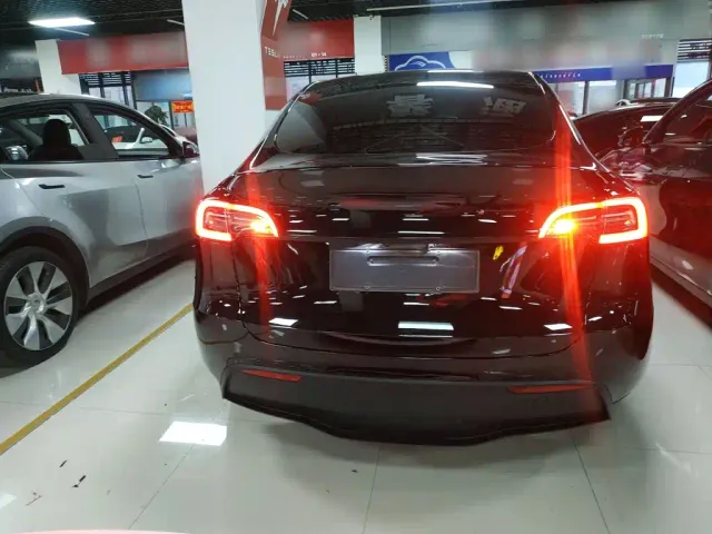 Tesla Model Y — Фото автомобиля 5