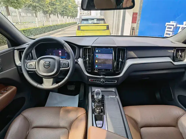 Volvo XC60 — Фото автомобиля 12