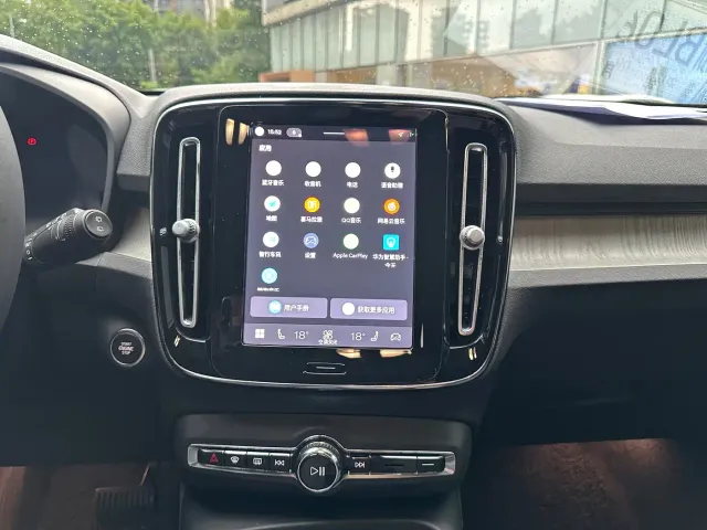 Volvo XC40 — Фото автомобиля 12