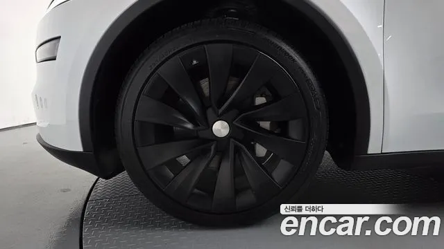 Tesla Model Y — Фото автомобиля 5