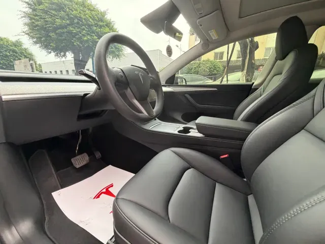 Tesla Model Y — Фото автомобиля 8