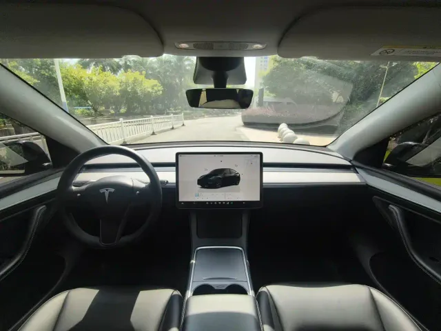 Tesla Model Y — Фото автомобиля 13