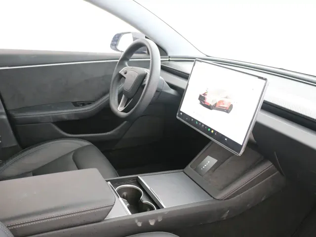 Tesla Model 3 — Фото автомобиля 11