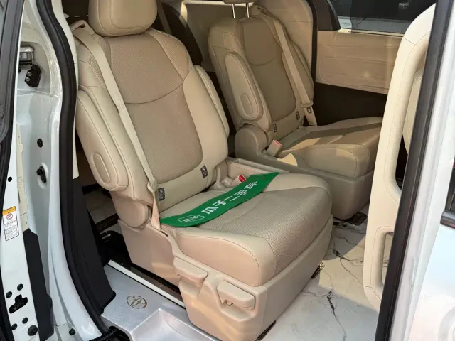 Toyota Sienna — Фото автомобиля 6