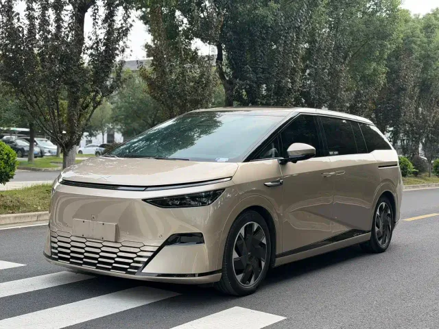 Фотография автомобиля — Xpeng X9