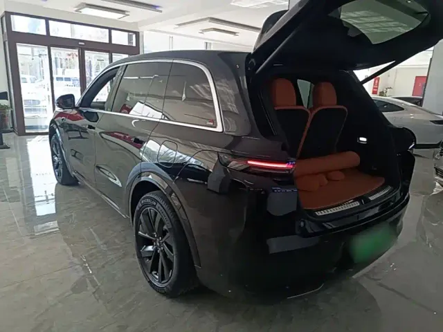 Li Auto L8 — Фото автомобиля 4