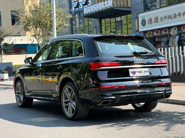 Audi Q7 — Фото автомобиля 4