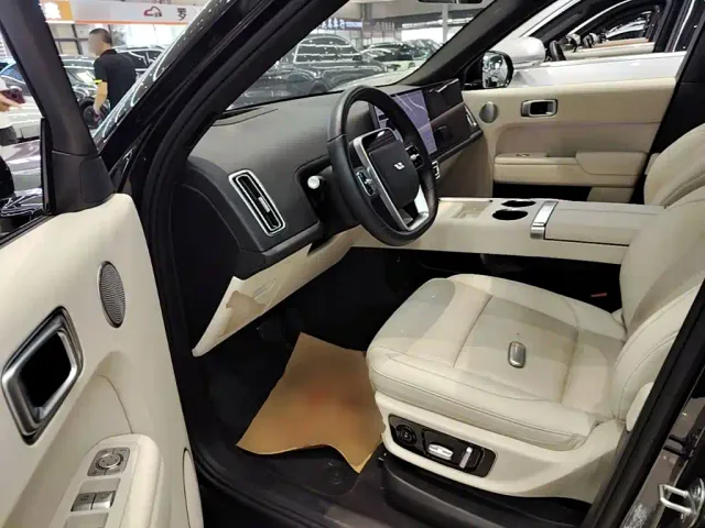 Li Auto L8 — Фото автомобиля 15