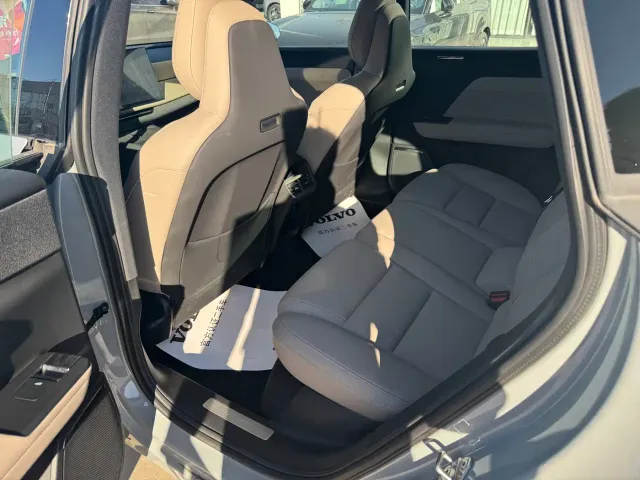 Volvo XC70 Plug-in Hybrid — Фото автомобиля 4