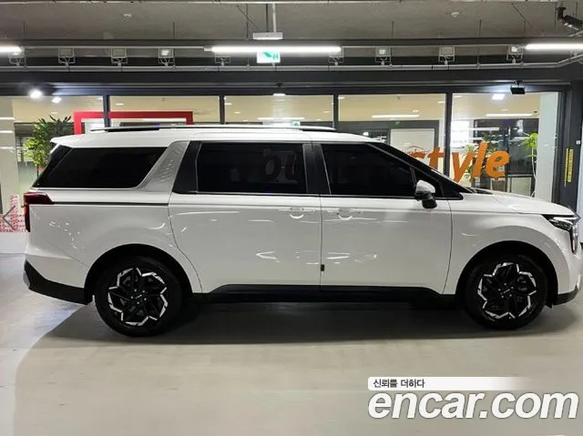 Kia Carnival Generation 4 — Фото автомобиля 3
