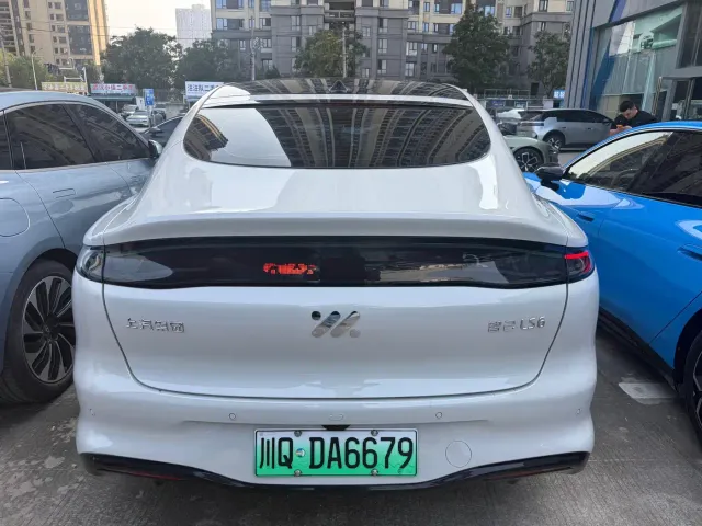 IM Motors LS6 — Фото автомобиля 8