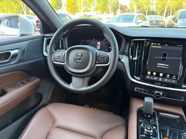 Volvo S60 Plug-in Hybrid — Фото автомобиля 11