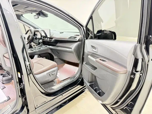 Toyota Sienna — Фото автомобиля 2