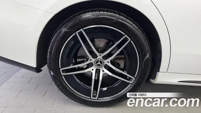 Mercedes-Benz E-Class — Фото автомобиля 5