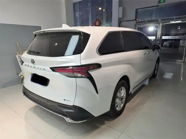 Toyota Granvia 2026 Model 2.5L Hybrid Comfort Edition — Фото автомобиля 9