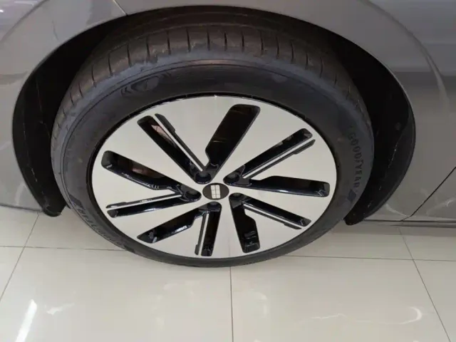Geely Galaxy E8 — Фото автомобиля 22