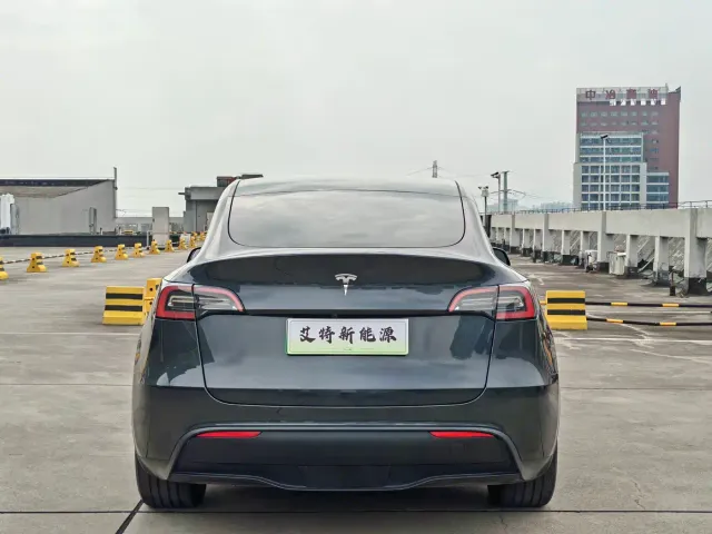 Tesla Model Y — Фото автомобиля 5