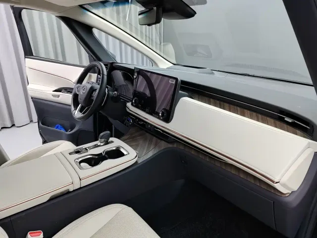 Lexus LM — Фото автомобиля 9