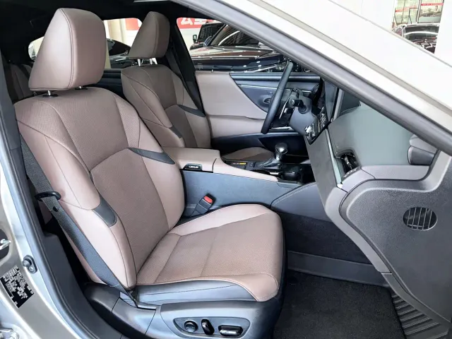 Lexus ES — Фото автомобиля 12