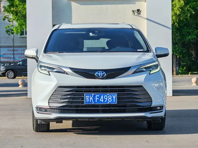 Toyota Sienna — Фото автомобиля 2