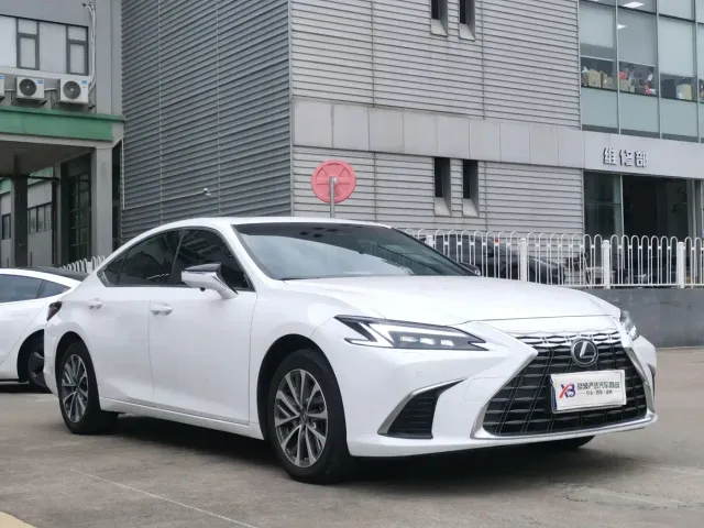 Lexus ES — Фото автомобиля 3