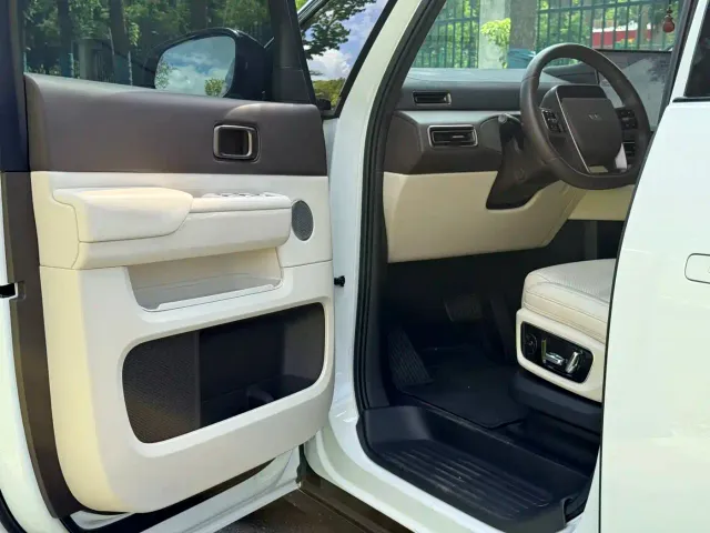 Li Auto MEGA — Фото автомобиля 9