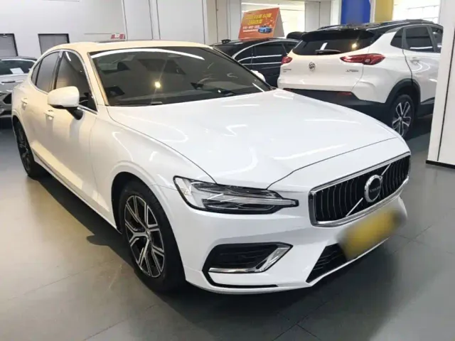 Volvo S60 — Фото автомобиля 3