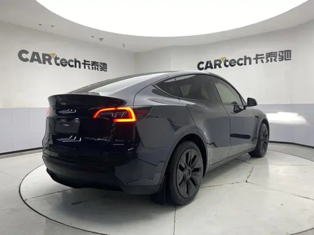 Tesla Model Y — Фото автомобиля 5