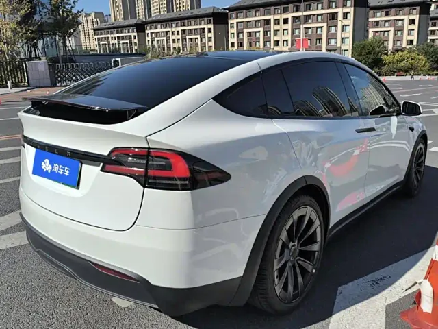 Tesla Model X — Фото автомобиля 3