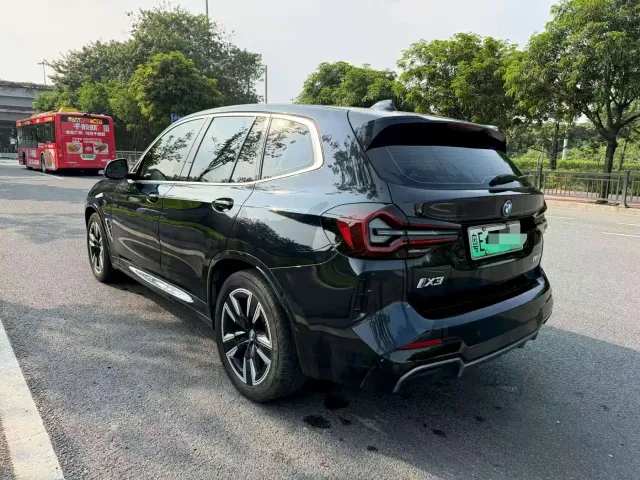 BMW iX3 — Фото автомобиля 5