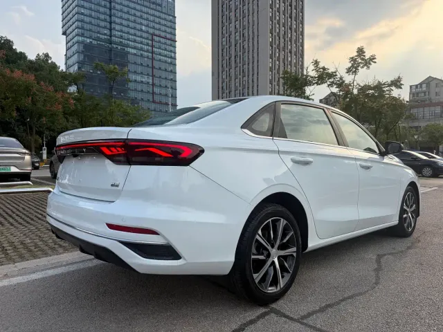 Geely Emgrand — Фото автомобиля 5