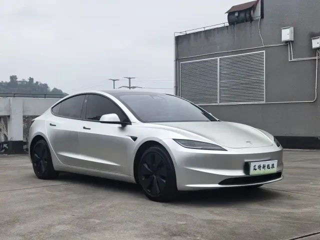 Tesla Model 3 — Фото автомобиля 3