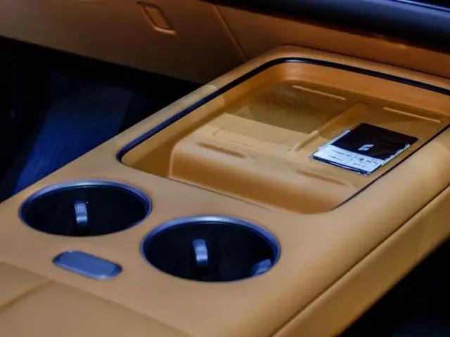 Li Auto i8 — Фото автомобиля 28