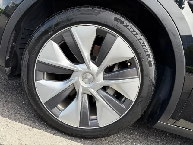 Tesla Model Y — Фото автомобиля 18