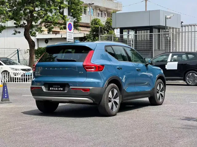 Volvo XC40 — Фото автомобиля 4