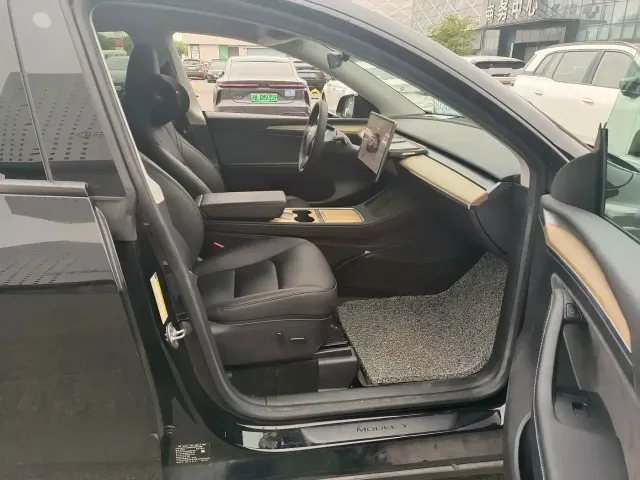 Tesla Model Y — Фото автомобиля 3