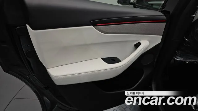 Tesla Model Y — Фото автомобиля 24
