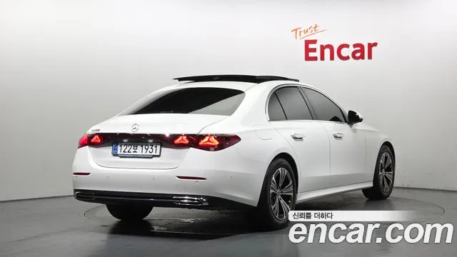 Mercedes-Benz E-Class — Фото автомобиля 2