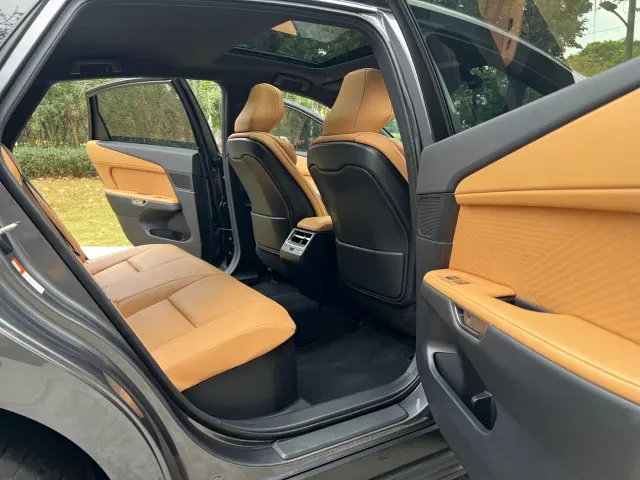 Lexus ES — Фото автомобиля 16