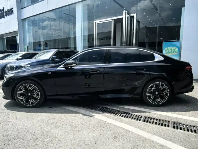 BMW 5 Series — Фото автомобиля 10