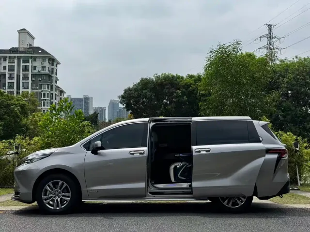 Toyota Sienna — Фото автомобиля 4